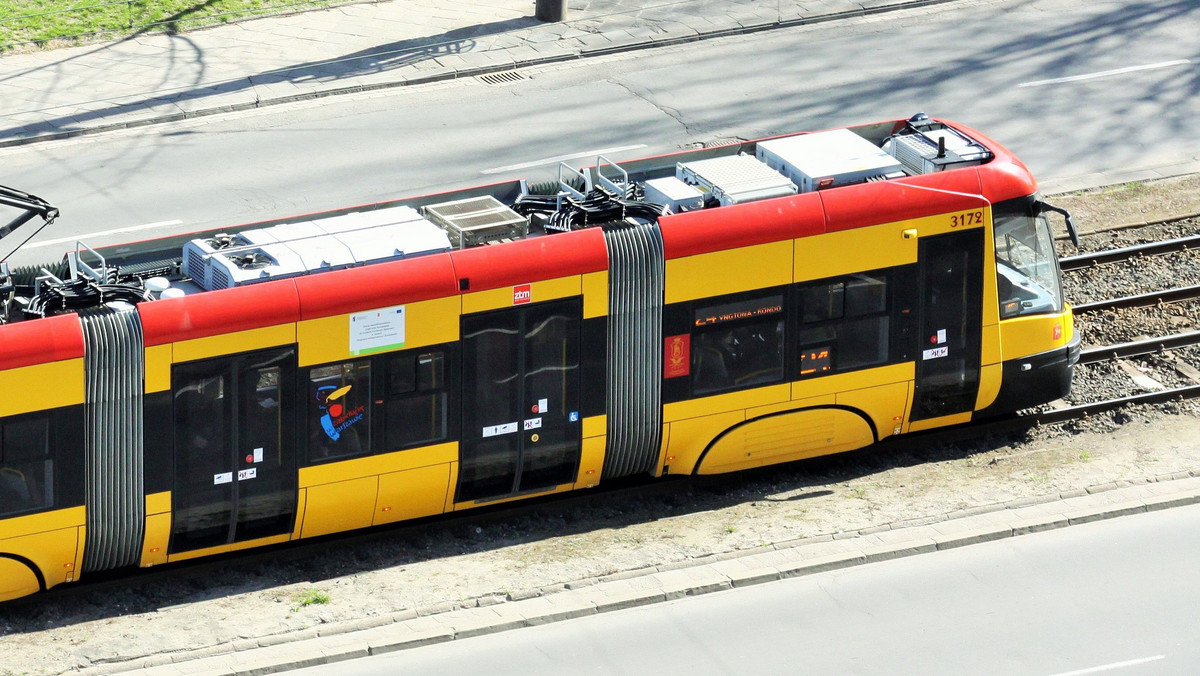 Spółka Tramwaje Warszawskie wszczęła postępowanie dyscyplinarne w sprawie pracownika zajezdni, który przywiązał wandala łańcuchem do tramwaju. Jednocześnie potępiono akt wandalizmu dokonany na składzie wartym około 7 milionów zł.