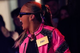 Poznata pevačica u rijaliti je ušla kao LEZBIJKA, a izašla sa ULTRA ZGODNIM FRAJEROM: Njihova veza UZBURKALA JAVNOST, nebinarna devojka je OSTAVILA JAVNO