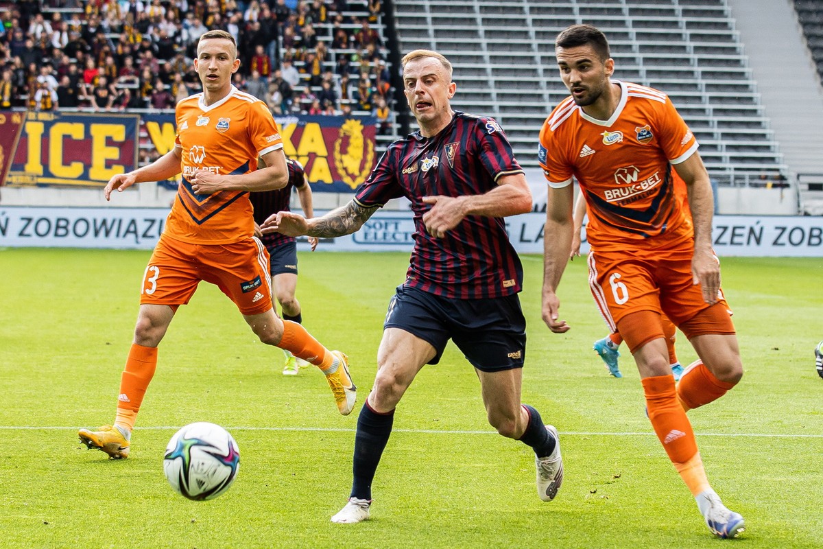 Zawodnik Pogoni Szczecin Kamil Grosicki (C) oraz Mateusz Grzybek (L) i Nemanja Tekijaski (P) z Bruk-Betu Termaliki Nieciecza podczas meczu ostatniej kolejki piłkarskiej Ekstraklasy