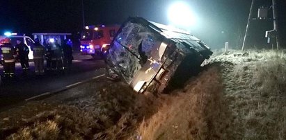 Tragiczny wypadek autokaru. Jedna osoba nie żyje, dwie ranne