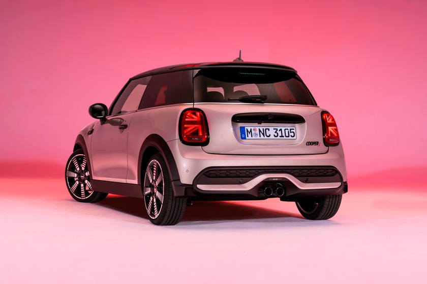 Parmi les nouveautés de série: les phares LED et les feux arrière LED Union Jack.