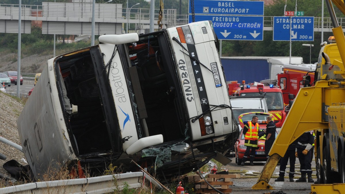 - To był koszmar. Poczułam szarpnięcie, autobus przewrócił się na bok. Pasażerowie zaczęli krzyczeć. Widziałam mnóstwo krwi. Na szczęście po kilku minutach nadjechała pomoc - tak o wczorajszym wypadku polskiego autokaru we Francji mówi w rozmowie z "Super Expressem" Paulina Skarżycka, jedna z pasażerek. W wypadku, do którego doszło w okolicach Miluzy na wschodzie kraju zginęły dwie osoby, a 32 zostały ranne. Stan 11 z nich nadal jest ciężki.