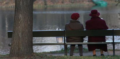 Rząd chce zaoszczędzić? Emerytki '53 długo poczekają na pieniądze