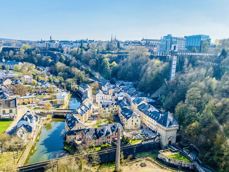 Wielopiętrowa mozaika miasta Luksemburg — widok z mostu Grande-Duchesse Charlotte