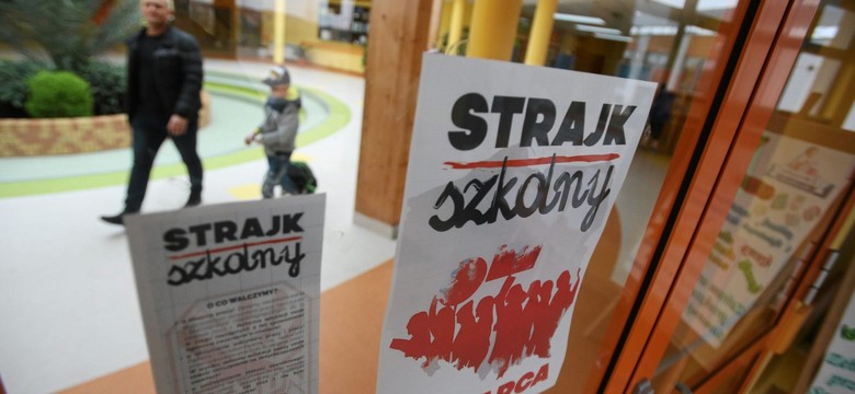 Szkoły bez lekcji, flagi, plakaty. W całej Polsce strajk nauczycieli