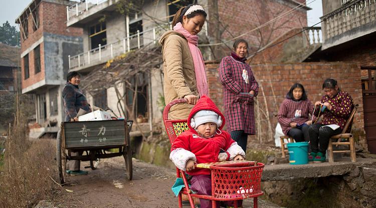 Átlagos kínai életkép a kínai Csiangszi tartomány egy településén: nők vigyáznak a család egyetlen gyermekére. 
