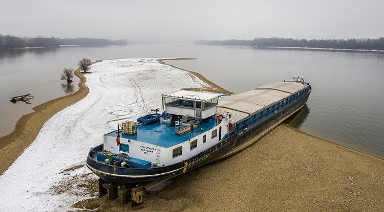 A zátonyra futott hajó