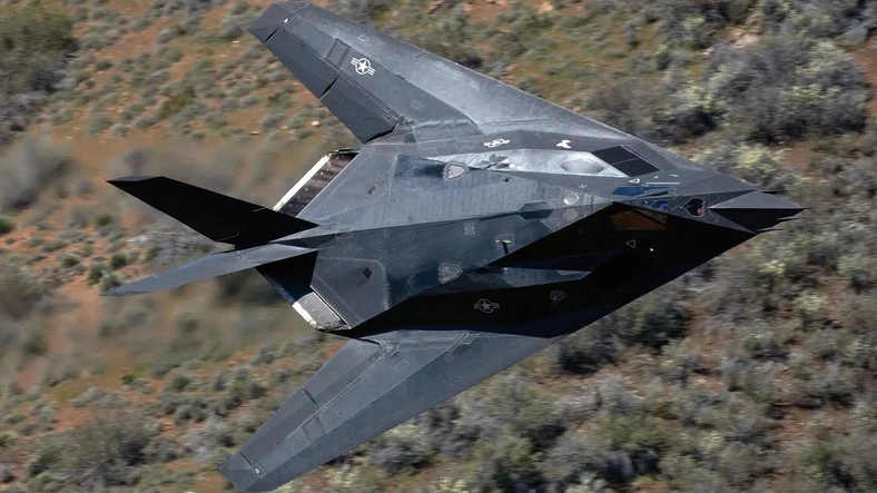 F-117 w czasie lotu szkoleniowego