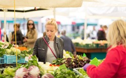 Bazary upodabniają się do centrów handlowych