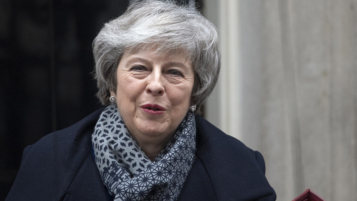 Premier Wielkiej Brytanii Theresa May nie została odwołana ze swojego stanowiska. Po jej wczorajszej dotkliwej porażce ws. umowy rozwodowej z Unią Europejską, dzisiaj parlament odrzucił zgłoszony przez opozycję wniosek o wotum nieufności dla rządu.