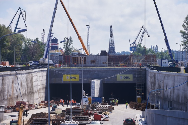 Za budowę tunelu z dwujezdniowym odcinkiem drogi o łącznej długości ok. 2,4 km, odpowiada konsorcjum OHL. <br><br>
fot. (aw/zuz) PAP/Adam Warżawa