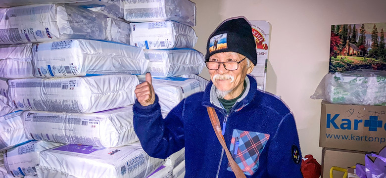 75-letni Japończyk sprzedał wszystko. Mieszka w Charkowie i pomaga ofiarom wojny