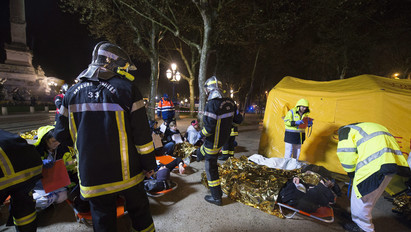 Galéria: Terrorgyakorlattal készülnek a francia tűzoltók az Eb-re