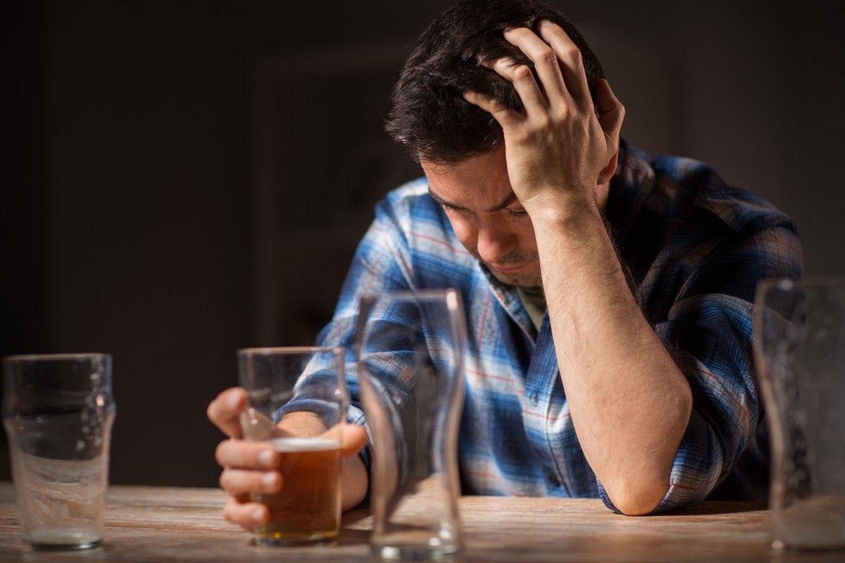 alkoholik wypija kolejne piwa