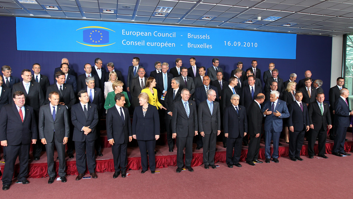 W Brukseli rozpoczął się szczyt UE. Dwa oficjalne tematy to: polityka zagraniczna w związku z serią szczytów UE z krajami trzecimi jesienią oraz reforma zasad budżetowych. Tematy te może jednak zdominować spór na linii Francja-KE w sprawie Romów.