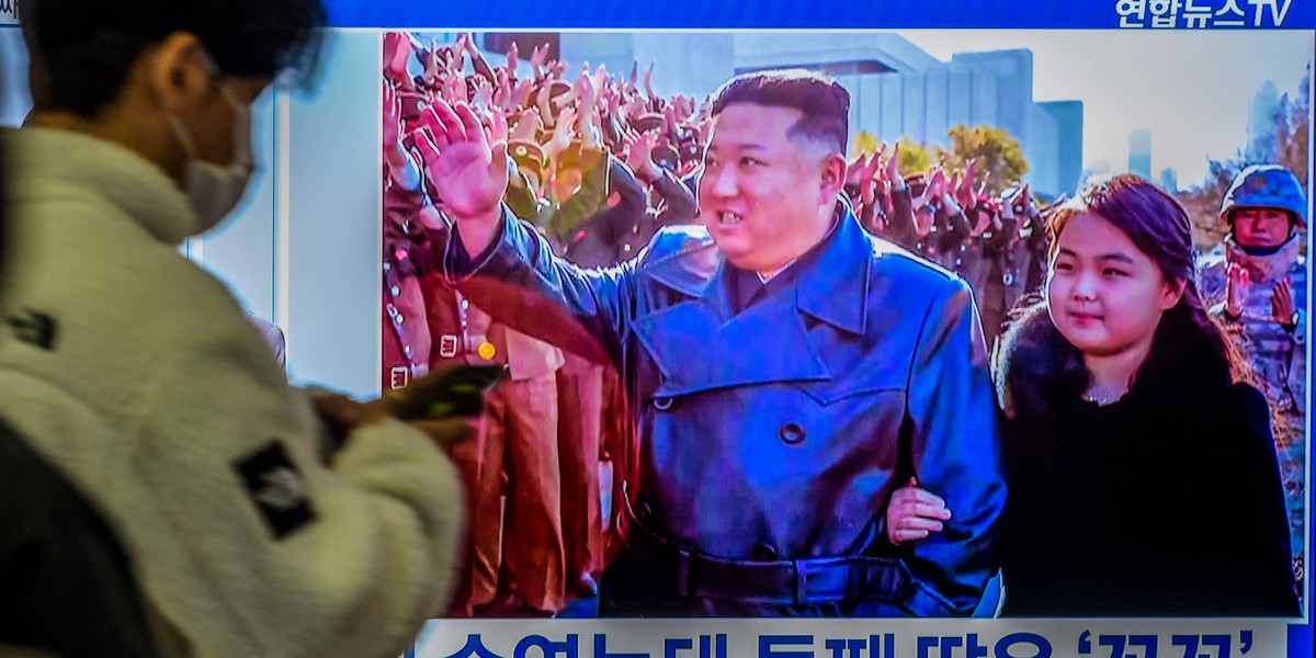 Przywódca Korei Północnej Kim Dzong Un z córką Kim Ju Ae na ekranie telewizora. 