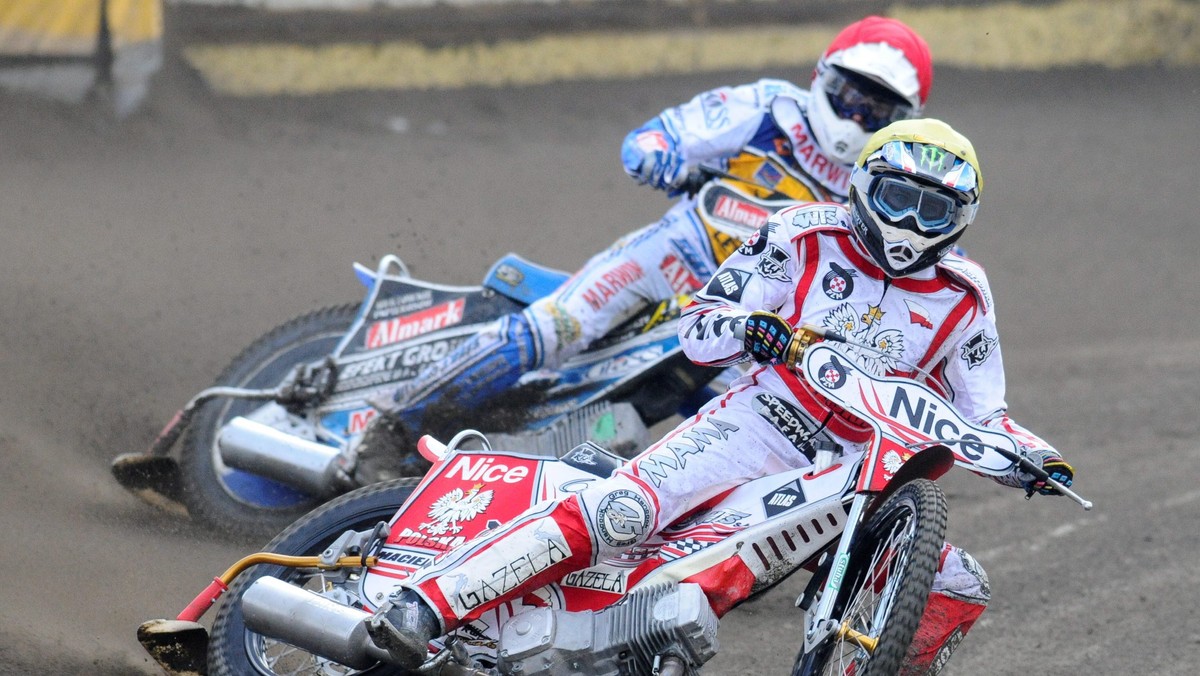 Maciej Janowski ma niespełna 19 lat i jest rewelacją początku zmagań Speedway Ekstraligi. Zawodnik Betardu WTS Wrocław w dwóch pierwszych meczach zdobył w sumie 23 punkty (plus trzy bonusy) w 11 startach i właściwie jako jedyny żużlowiec ekipy ze stolicy Dolnego Śląska może być zadowolony z początku sezonu.