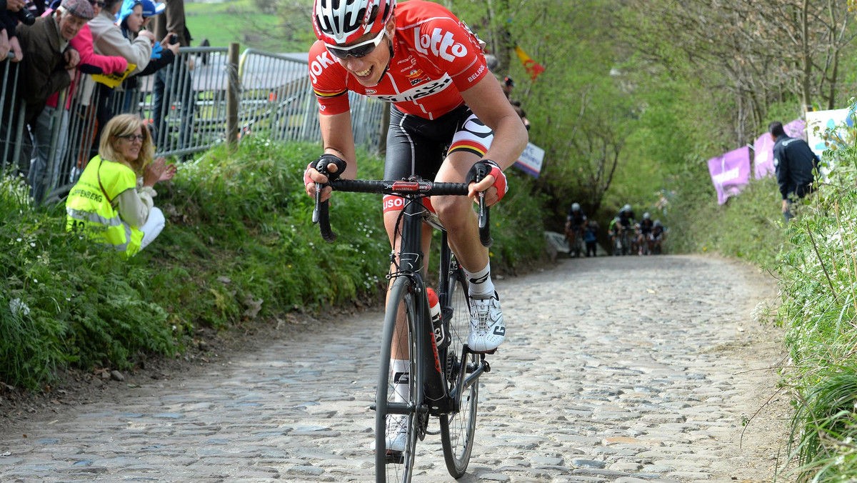 Belgijski kolarz Stig Broeckx (Lotto-Soudal) nie jest już w stanie śpiączki - poinformowali jego rodzice. 26-latek komunikuje się za pomocą oczu i dłoni. W maju Broeckx doznał poważnych obrażeń mózgu w wypadku z udziałem motocykla podczas Baloise Belgium Tour.