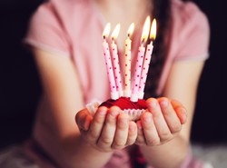 Ustawowy zakaz zdmuchiwania świeczek na torcie