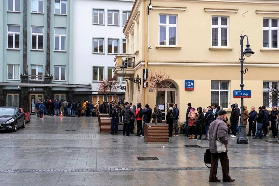 Sznur ludzi przed siedzibą NBP w Rzeszowie