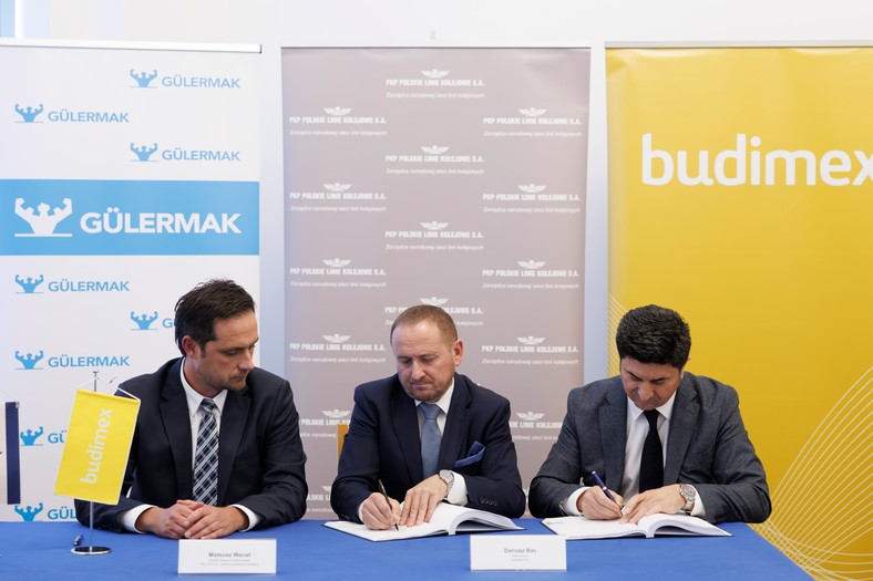 Bülent Özdemir, pierwszy od prawej, podczas podpisywania umowy na LK 622.