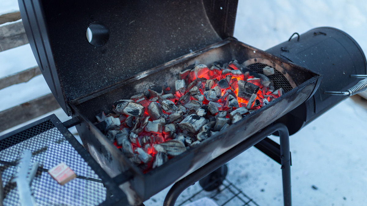 Jaki grill z wędzarnią wybrać? Polecane grillo-wędzarnie