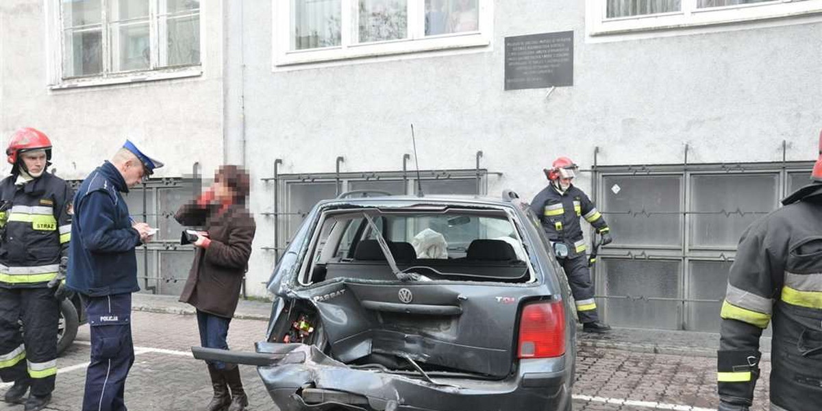 Auto wbiło się mur urzędu!