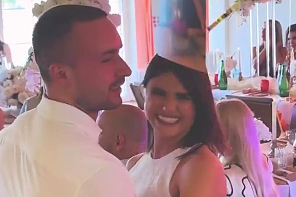 DUPLO SLAVLJE U PORODICI BIVŠEG ZADRUGARA! Oženio se prelepom Katarinom , pa otkrili i POL BEBE: Sve puca od romantike na gala slavlju tik uz reku