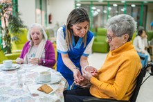 Za pobyt seniora w DPS zapłaci ten, komu przepisał on nieruchomość? Tak zakłada projekt nowelizacji ustawy o pomocy społecznej