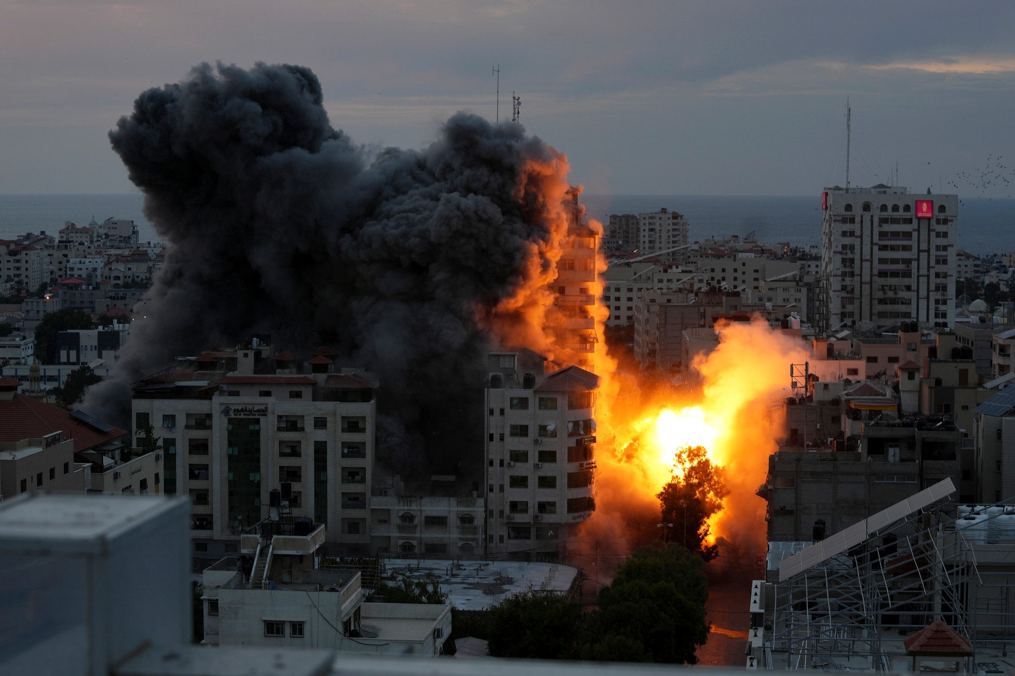 Palestínčania z hnutia Hamas prenikli na územie Izraela po súši, po mori a zo vzduchu.