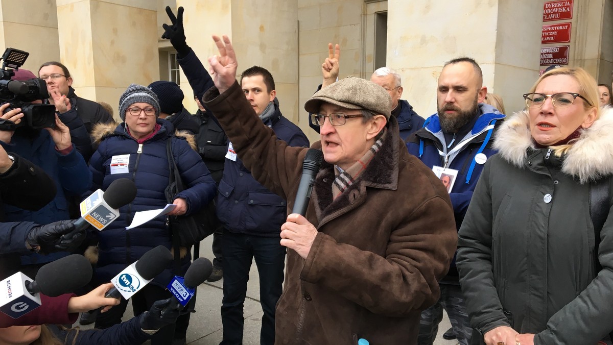 Józef Pinior, legenda dolnośląskiej "Solidarności", usłyszał trzeci zarzut w związku ze śledztwem prowadzonym przez CBA i poznańską prokuraturę. Według śledczych Pinior brał udział w wyłudzeniu pięciu tysięcy złotych za fikcyjny wykład.