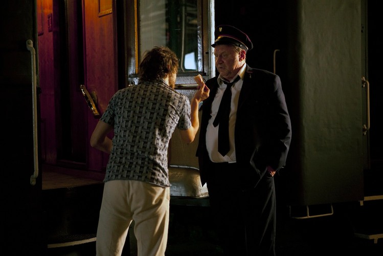 Mateusz Kościukiewicz i Andrzej Grabowski w filmie 'Bilet na Księżyc'