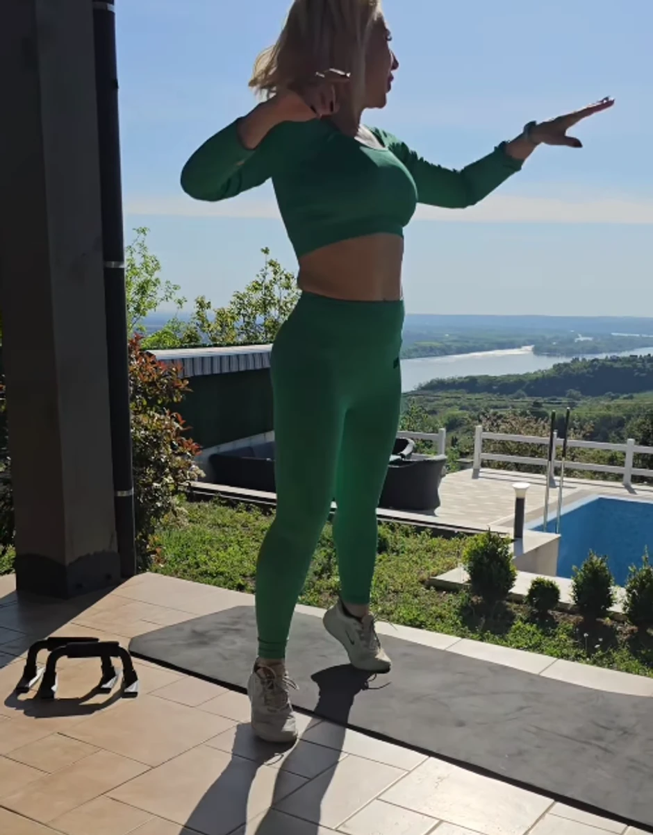 Jovana Jeremić u vili