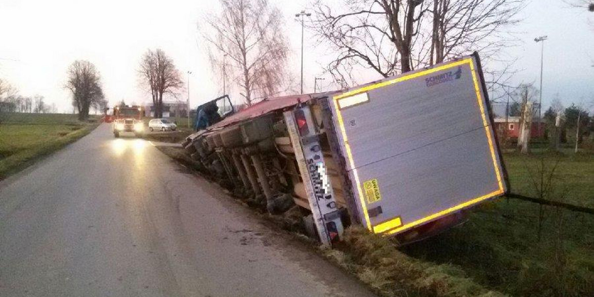 Kierowca tira skończył jazdę w rowie