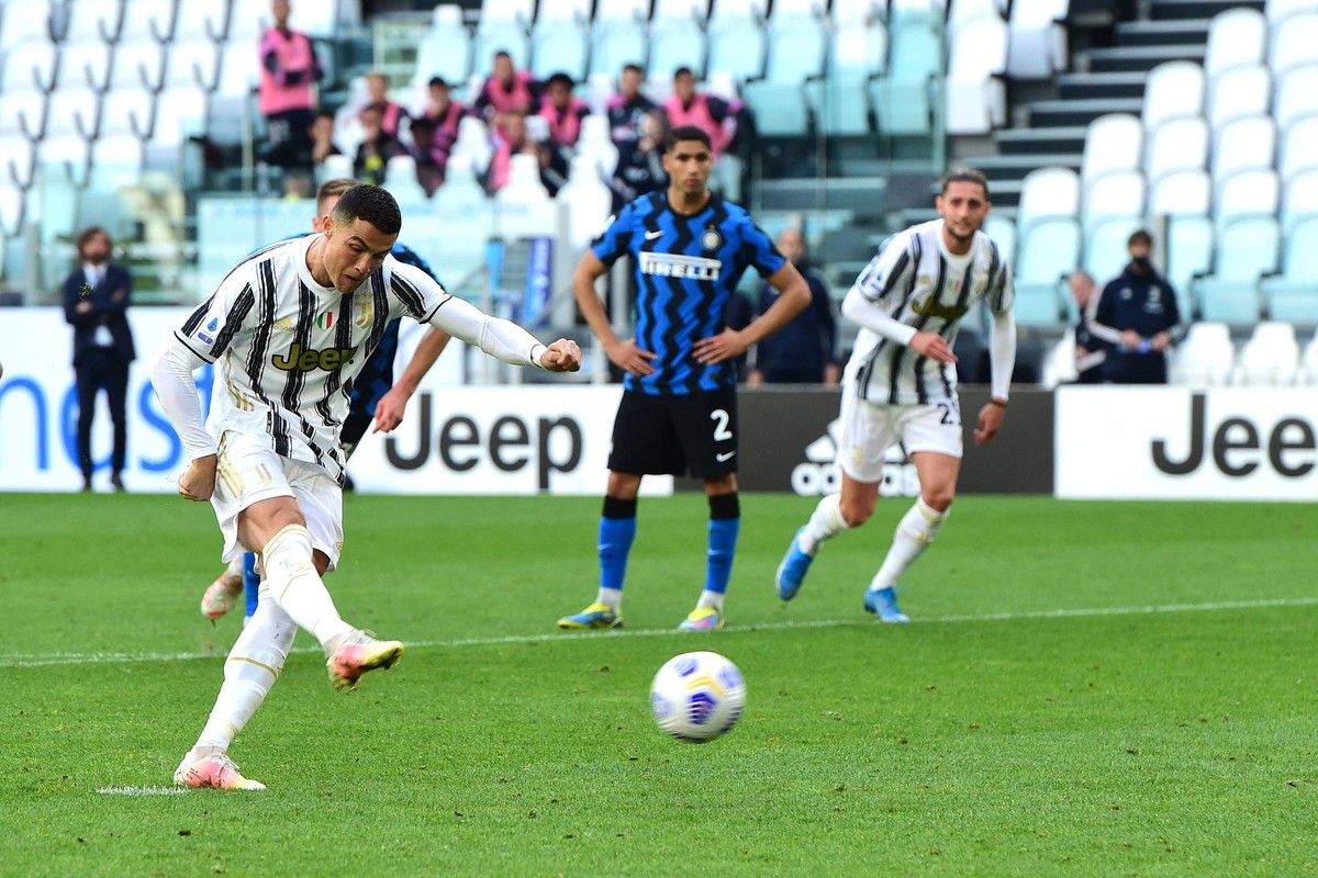 Piłkarz Juventusu Turyn Cristiano Ronaldo podczas meczu z Interem Mediolan