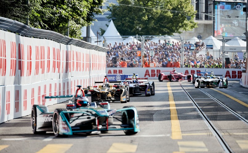 Elektryczne bolidy potrzebują zaledwie 0,4 sekundy więcej niż maszyny z F1, aby przyspieszyć od 0 do 100 km/h