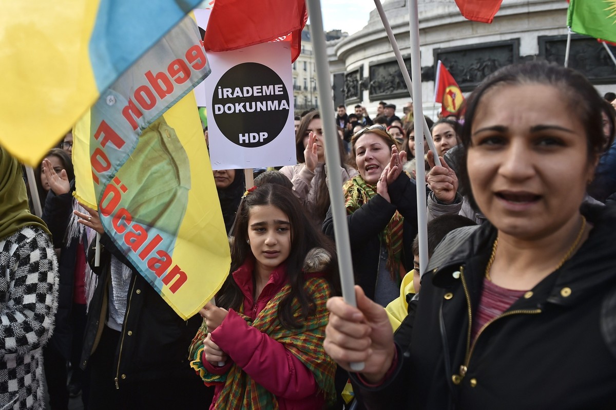 Manifestanci wznosili tablice ze zdjęciami aresztowanych w Turcji deputowanych prokurdyjskiej Ludowej Partii Demokratycznej (HDP) i z napisami: „Precz z faszystowskim reżimem Erdogana”