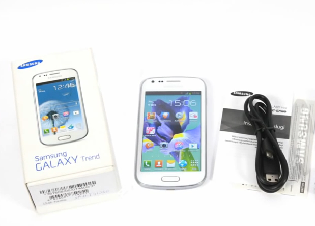 To tańszy odpowiednik Galaxy S4 Mini. Jest więc telefonem o podobnej do Mini nakładki systemowej i obudowy. Całość wykonania jest bardzo dobra. Czterocalowy ekran TFT LCD o rozdzielczości 480 x 800 pikseli zapewnia dobrą szczegółowość obrazu oraz pozwala wygodnie obsługiwać telefon jedną ręką. Dwurdzeniowy procesor o taktowaniu 1,2 GHz nie jest superszybki, lecz zdecydowanie wystarcza do dzwonienia, pisania SMS-ów, grania w mniej wymagające gry czy też okazyjnego przeglądania internetu.