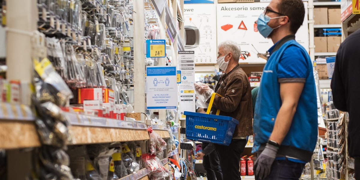 Okres lockdownu wielu Polaków wykorzystało na przeprowadzenie remontów w domach. Po niezbędne materiały ruszyli do marketów budowlanych. 