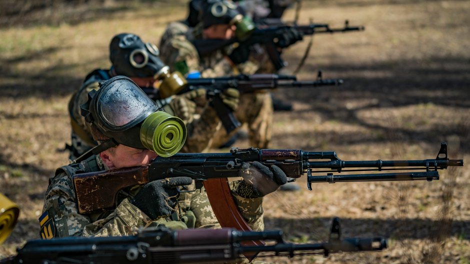 Konflikt wojenny w Ukrainie spowodował większe zainteresowanie bronią i szkoleniami jak się nią posługiwać. Na zdj. Cywilni ochotnicy z chemicznymi maskami przeciwgazowymi uczą się strzelać z karabinów podczas szkolenia wojskowego w lasach Zaporoża w Ukrainie