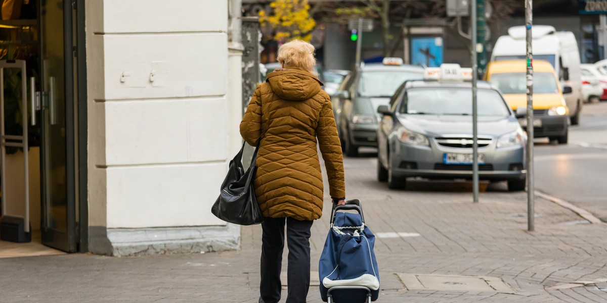 Od grudnia zmieniają się limity dorabiania do emerytury dla tysięcy seniorów. Trzeba uważać, bo po ich przekroczeniu można nawet stracić świadczenie.