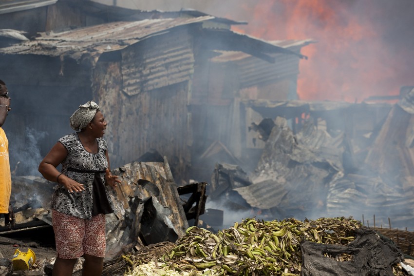 Očajni stanovnici Port-o-Prensa pored ostataka svojih kuća