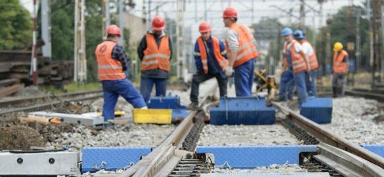 Polacy wysiadają z pociągów. "Spadki liczby podróżnych byłyby mniejsze, gdyby PKP przeprowadzała remonty sprawniej"