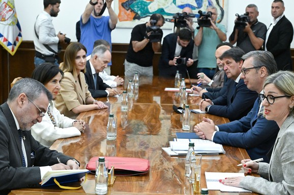 Vučić se sastao sa ministarkom odbrane Španije Margaritom Robles Fernandes (FOTO)