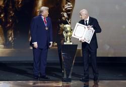 Szok w świecie piłki. Donald Trump otrzymał Pokojową Nagrodę FIFA