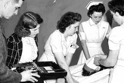 Dr John Bradley i dr Veronica Murphy leczą pacjenta elektrowstrząsami w Milledgeville State Hospital w Georgii, 20 lutego 1940 r.