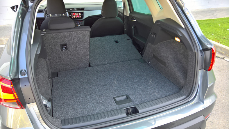 Płaska powierzchnia załadunku jest dostępna tylko gdy podłogę bagażnika ustawimy w wyższej pozycji. Seat Arona