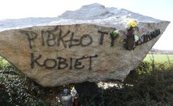 Napis 'Piekło kobiet' na papieskim kamieniu na krakowskich Błoniach