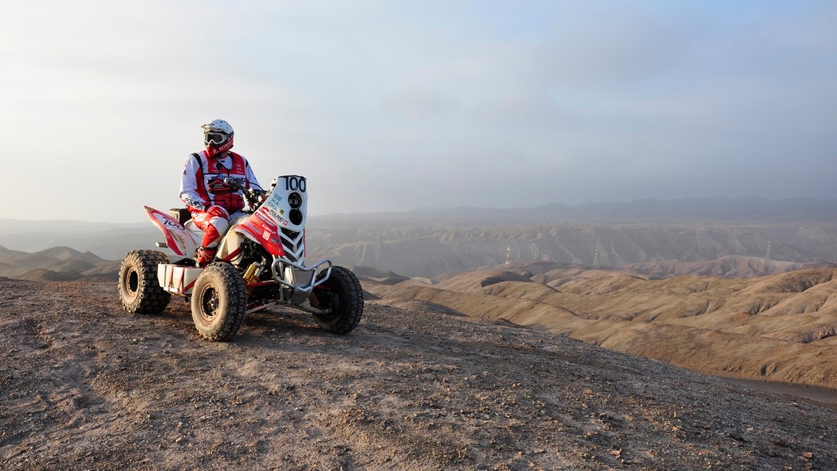 Na trasie krótkiego, siedmio-kilometrowego prologu, otwierającego rywalizację w OiLibya Rally du Maroc, Rafał Sonik uzyskał drugi czas w stawce quadowców. Wynik mógł być minimalnie lepszy, gdyby nie… nieproszony gość - kamień, który wpadł na podnóżek i blokował dostęp do tylnego hamulca.