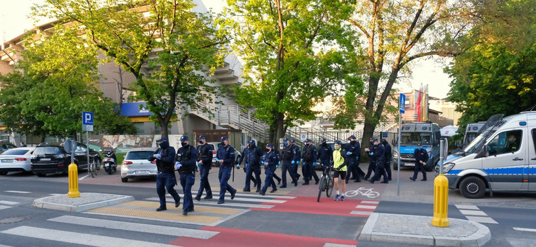 Rowerzystka zatrzymana pod Trójką. Interwencja posłanki Lewicy. TŁUMACZENIE policji